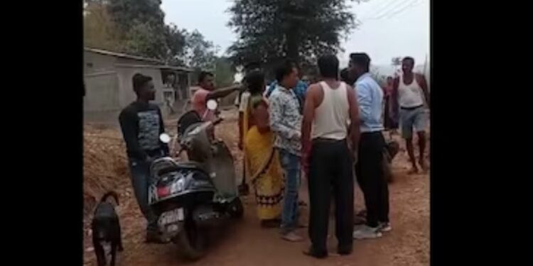 महाराष्ट्रातील लाजिरवाणी घटना..! पाण्याच्या वादावरून महिलांना विवस्त्र करून मारहाण, घटनेचा VIDEO व्हायरल