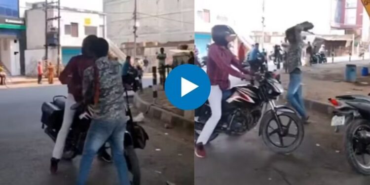 व्यक्तीने भलामोठा दगडच तरुणाच्या डोक्यात घातला, धक्कादायक VIDEO व्हायरल