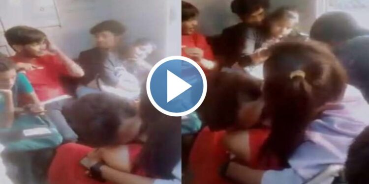 अरेरे..! मुंबई लोकलमध्ये प्रेमी युगुलाचा रोमान्स; Video झाला व्हायरल