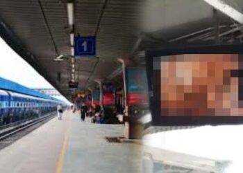 रेल्वे स्टेशनवरील स्क्रीनवर प्ले झाला अश्लील व्हिडीओ अन्..  ; प्रवाशांना लाजीरवाणा अनुभव