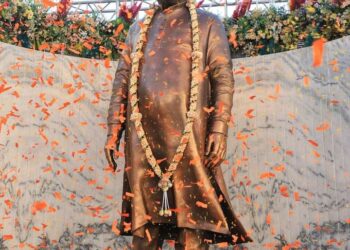 स्व.आर. ओ.तात्या पाटील यांच्या ११ फुटी पुतळ्याचे उद्धव ठाकरेंच्या हस्ते अनावरण