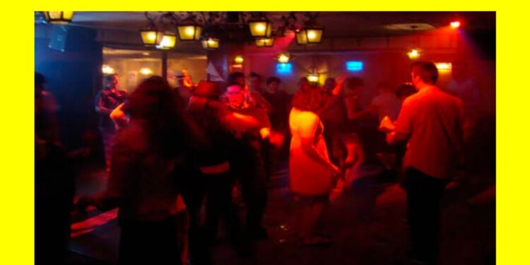 डान्स बारवर छापा, ग्राहकांसह १८ जणांना अटक तर १३ बारबालांची सुटका