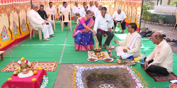 मु.जे.महाविद्यालयाच्या मुलांच्या वसतिगृहाच्या नवीन इमारतीचे भूमिपूजन