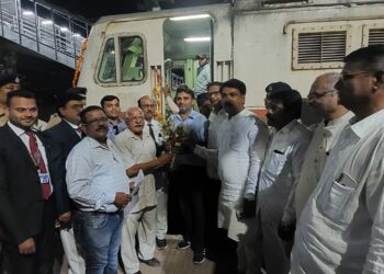 भारत गौरव पर्यटक रेल्वेचे चाळीसगाव स्टेशनवर ढोल ताशांच्या गजरात स्वागत