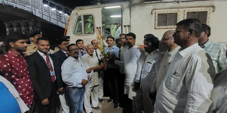 भारत गौरव पर्यटक रेल्वेचे चाळीसगाव स्टेशनवर ढोल ताशांच्या गजरात स्वागत