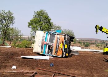 Jalgaon News : वादळी वाऱ्यामुळे कंटेनरचा आडोसा घेऊन उभे होते, पण.. दोघे जागीच ठार