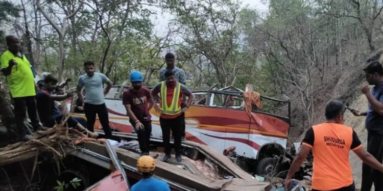 राज्यातील धक्कादायक घटना! 41 प्रवाशी घेऊन जाणारी खासगी बस दरीत कोसळली, अनेक प्रवाशांचा..