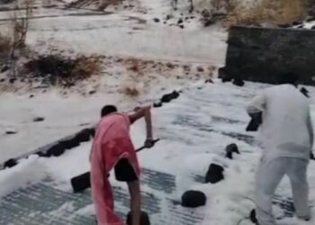 Video! महाराष्ट्रातील ‘या’ ठिकाणी भर उन्हाळ्यात काश्मीरचं दर्शन ; जिकडं तिकडं फक्त बर्फचं बर्फ