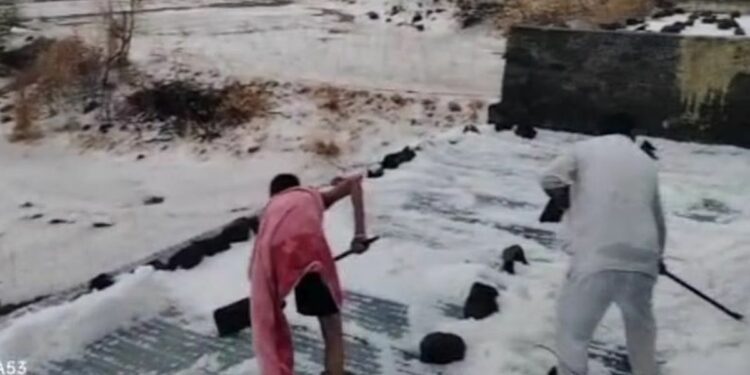 Video! महाराष्ट्रातील ‘या’ ठिकाणी भर उन्हाळ्यात काश्मीरचं दर्शन ; जिकडं तिकडं फक्त बर्फचं बर्फ