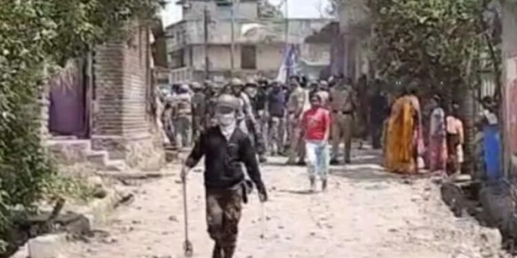 अट्रावल येथे महापुरूषांच्या पुतळ्याची तोडफोड करून विटंबना, गावात तणावाचे वातावरण 