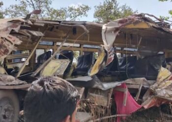 Video : एसटी बसचा भीषण अपघात, बसचा अक्षरश: चक्काचूर