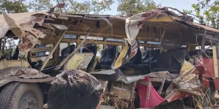 Video : एसटी बसचा भीषण अपघात, बसचा अक्षरश: चक्काचूर