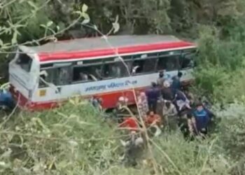 Video ! 35 हून अधिक प्रवाशी असलेली बस दरीत कोसळली
