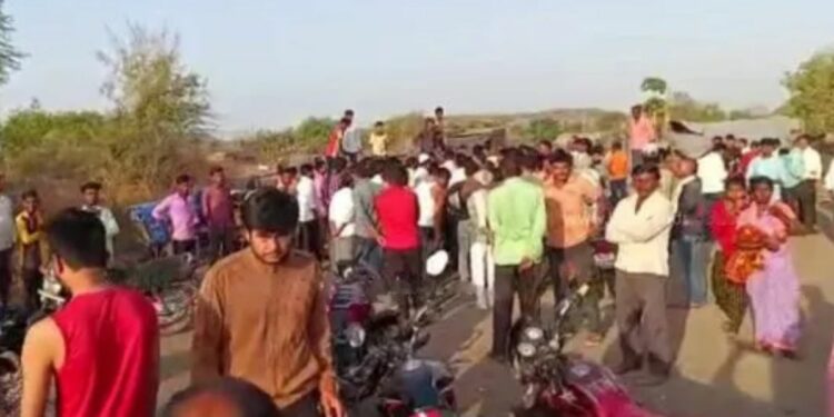 आमडदे एका मोठ्या घटनेने हादरले ; वाळूने भरलेले भरधाव ट्रॅक्टर थेट वस्तीत घुसला अन्..