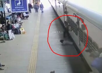 2 तरुण चालत्या ट्रेनमधून फलाटावर पडले, एक ट्रेनखाली गेला अन्.. पहा थरकाप उडविणारा Video