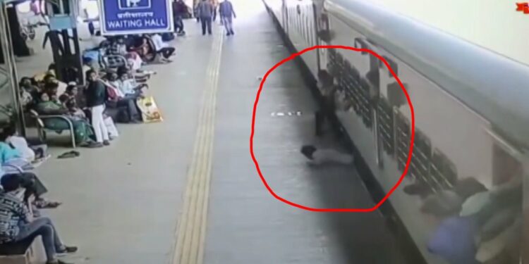 2 तरुण चालत्या ट्रेनमधून फलाटावर पडले, एक ट्रेनखाली गेला अन्.. पहा थरकाप उडविणारा Video