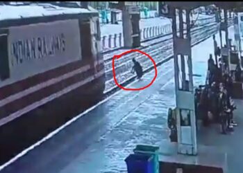 हेडफोन लावून तरुण फलाटाच्या टोकाला बसला होता, तितक्यात रेल्वे आली अन्.. पहा धक्कादायक Video