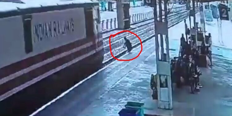 हेडफोन लावून तरुण फलाटाच्या टोकाला बसला होता, तितक्यात रेल्वे आली अन्.. पहा धक्कादायक Video