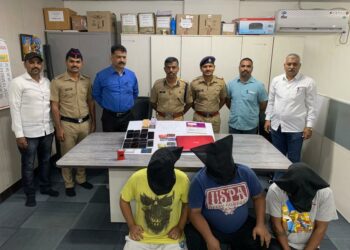 टुर अॅण्ड ट्रॅव्हल्स चे नावे ऑनलाईन फसवणुक करणारी टोळीला जळगाव पोलिसांनी ठोकल्या बेड्या