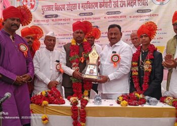 पत्रकार वसंत मुंडे यांना राष्ट्रसंत डॉ.शिवलिंग शिवाचार्य महाराज आदर्श स्मृती पत्रकारीता पुरस्कार प्रदान