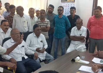 पाचोरा पालिकेवर रस्त्यांच्या मागणीसाठी शेकडो नागरीक धडकले