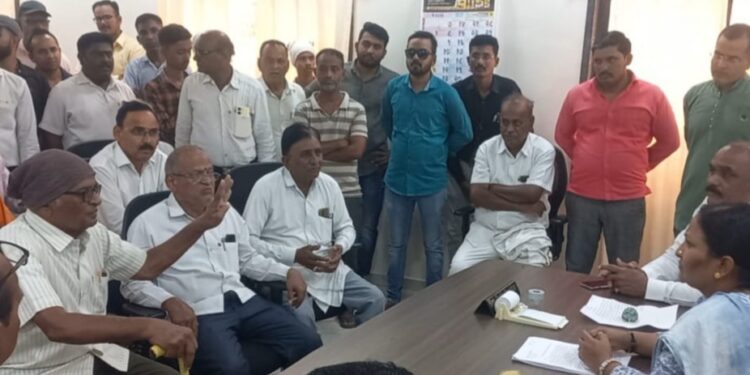 पाचोरा पालिकेवर रस्त्यांच्या मागणीसाठी शेकडो नागरीक धडकले