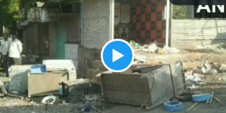 Video अकोल्यापाठोपाठ आता अहमदनगरमध्ये हिंसाचार ; मिरवणुकीदरम्यान दोन गट भिडले, 8 पोलीस कर्मचारी जखमी