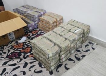 नाकाबंदी दरम्यान कार तपासणीसाठी थांबवली : गाडीत नोटांनी भरलेल्या बॅगा पाहून पोलिसांना फुटला घाम..