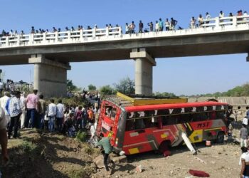 भीषण अपघात! प्रवाशांनी भरलेली बस थेट नदीत कोसळली, 15 प्रवाशी ठार