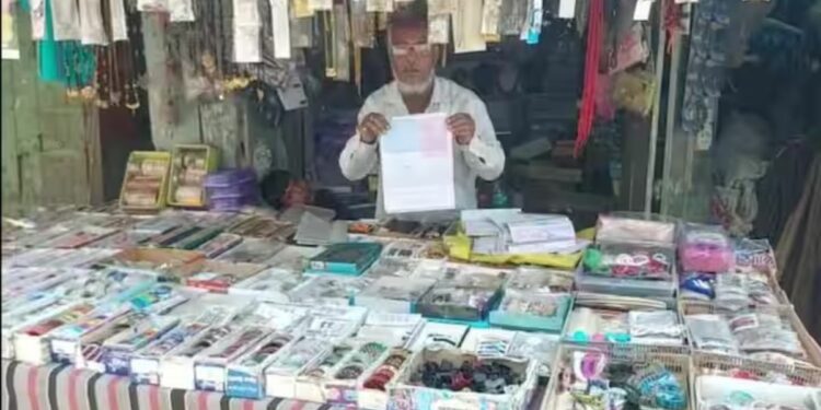 अबब..! तीन लाईट, एक पंख्याचे बिल पाहून बांगडी विक्रेत्याने मारला डोक्यावर हात