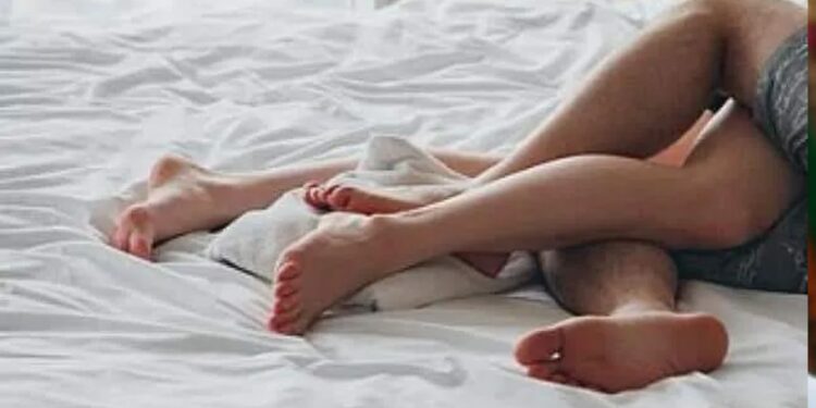 खोलीत सासूला सून दोन पुरुषांसोबत नको त्या अवस्थेत दिसली, मग्..