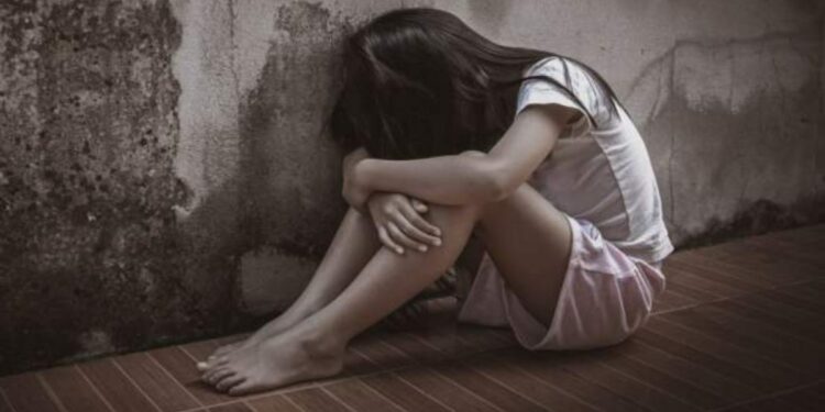 ६ वर्षाच्या चिमुरडीला बाजूच्या खोलीत नेऊन केला बळजबरीने अत्याचार, नराधमाला अटकेत