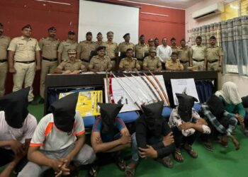 ४ गावठी कट्टे, तलवारी, चोपरचा शस्त्रसाठा जप्त; पोलिसांच्या कारवाईने जळगावात खळबळ