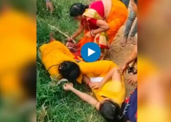 मुख्याध्यापक आणि शिक्षिकेचा तुफान हाणामारीचा VIDEO व्हायरल, वर्गातून थेट शेतात पोहोचल्या