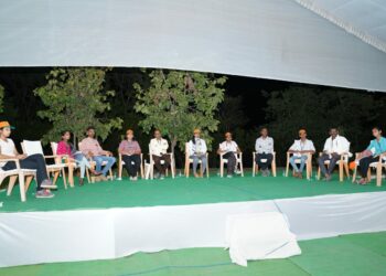 उच्चतंत्रज्ञानामुळेच शाश्वत शेतीचा मार्ग  ; शेतकऱ्यांशी फालीच्या विद्यार्थ्यांचा सुसंवाद