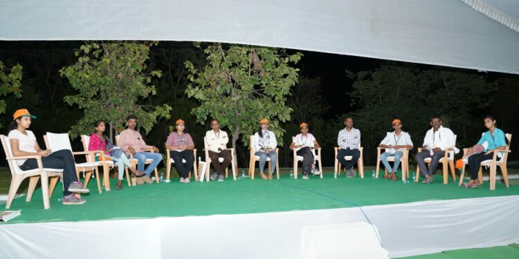 उच्चतंत्रज्ञानामुळेच शाश्वत शेतीचा मार्ग ; शेतकऱ्यांशी फालीच्या विद्यार्थ्यांचा सुसंवाद