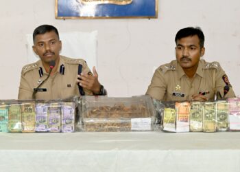 SBI जबरी चोरीच्या गुन्ह्यात पोलीस उपनिरीक्षकासह तीन अटकेत ; मुद्देमाल हस्तगत