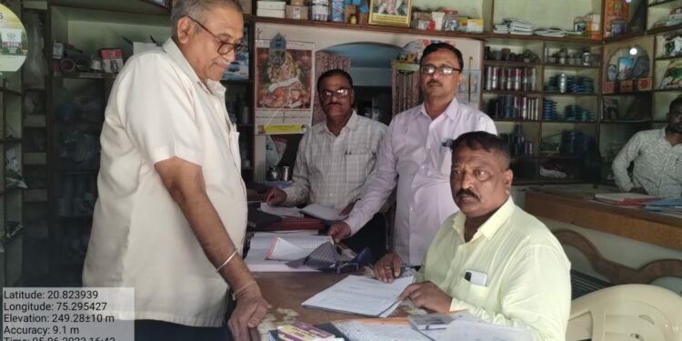 एरंडोल तालुक्यातील कृषी केंद्रांवर अचानक तपासणी