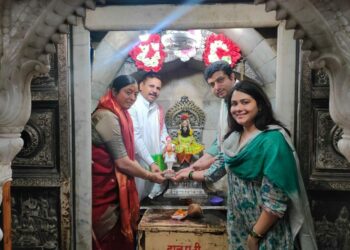 भोळे परिवारांनी घेतले पांडुरंगाचे व केशवराय श्री नामदेव मंदिराचे दर्शन