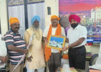 पत्रकार संघाचे राज्य सरचिटणीस डॉ विश्वासराव आरोटे यांना शिरोपा तलवार मानपत्र देऊन सत्कार