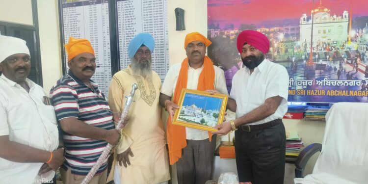 पत्रकार संघाचे राज्य सरचिटणीस डॉ विश्वासराव आरोटे यांना शिरोपा तलवार मानपत्र देऊन सत्कार