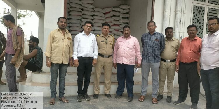 विनापरवाना खते व कीटकनाशके घरोघरी जाऊन विक्री व साठवणूक करणाऱ्या कंपनीवर कृषी विभागाची कारवाई