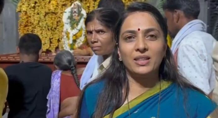 आषाढी एकादशी निमित्त एकनाथराव खडसें तर्फे मुक्ताईच्या गाभाऱ्यात सव्वा क्विंटल खजुराची आरास