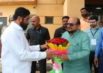 मुख्यमंत्री एकनाथ शिंदे यांचे जळगाव विमानतळावर स्वागत