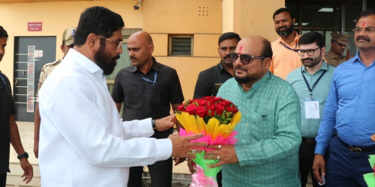 मुख्यमंत्री एकनाथ शिंदे यांचे जळगाव विमानतळावर स्वागत