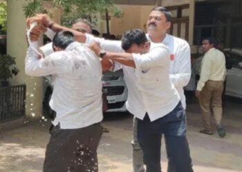 15 महिन्यात सातव्यांदा आत्मदहनाचा प्रयत्न ; जळगाव झेडपी समोर तरुणाने अंगावर ओतले पेट्रोल