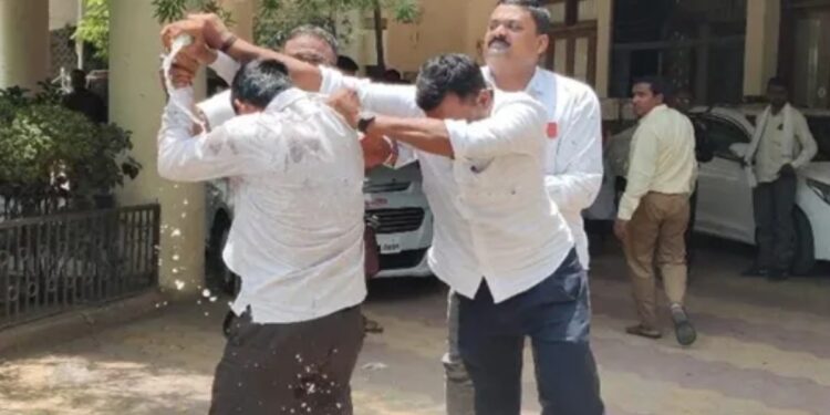 15 महिन्यात सातव्यांदा आत्मदहनाचा प्रयत्न ; जळगाव झेडपी समोर तरुणाने अंगावर ओतले पेट्रोल