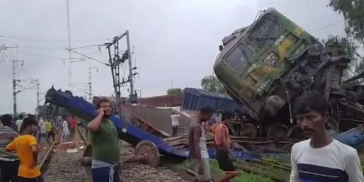 रेल्वचा आणखी एक भीषण अपघात, दोन मालगाड्या एकमेकांवर आदळल्या ; अपघाताचा Video व्हायरल