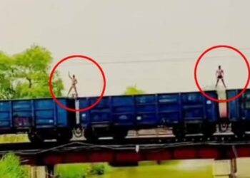 दोन तरुणांचा चालत्या मालगाडीवर धोकादायक स्टंट, Video झाला व्हायरल