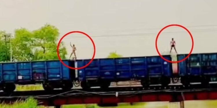 दोन तरुणांचा चालत्या मालगाडीवर धोकादायक स्टंट, Video झाला व्हायरल